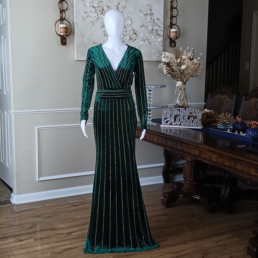 Windsor Elegant Emerald Green Beaded  V-Neck Long Sleeve Evening Gown. Size S - Picture 14 of 17